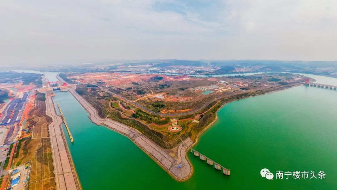 牛湾半岛实景(拍摄:赵翔)▲五合大学城(拍摄:赵翔)②"整体向东"依旧