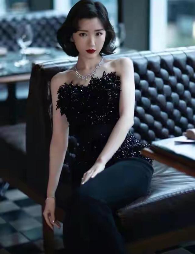卷发王鸥只不过换了个发型，气质就完全变了，网友：有迪克牛仔的味道