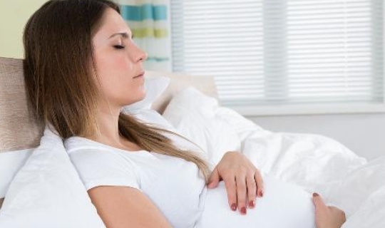 睡眠|孕妈晚上出现这4个睡眠问题，会对胎儿发育不利，需引起重视！