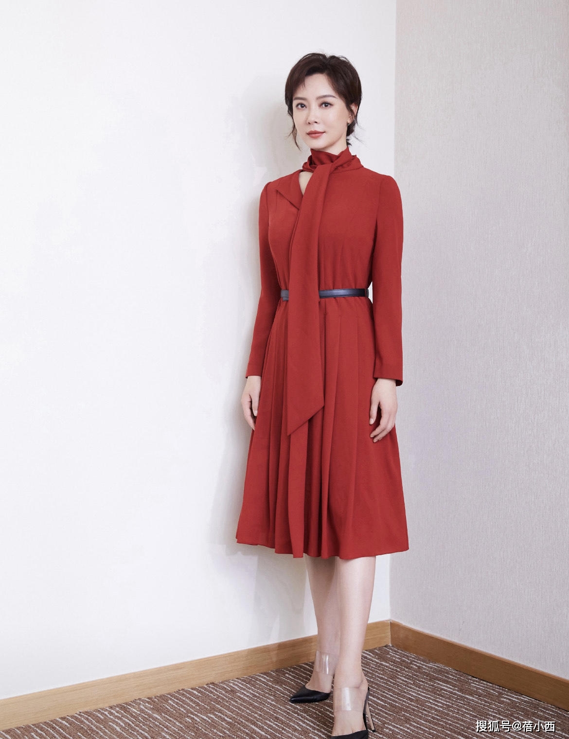 颜色 “陈数”的私服太高级了，穿军绿色大衣走机场，40+女人可照搬