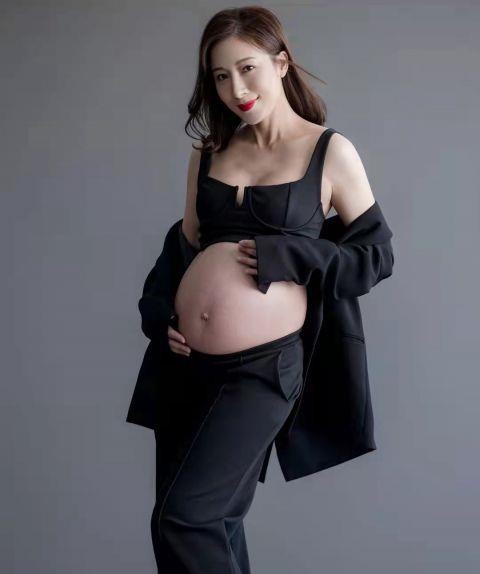 近日 , 杨怡在个人社交平台晒出自己的二胎孕肚旧照 