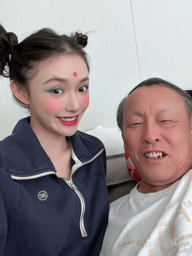 汇演林允重现90年代文艺汇演妆，家人都夸可爱，她却建议：请勿模仿