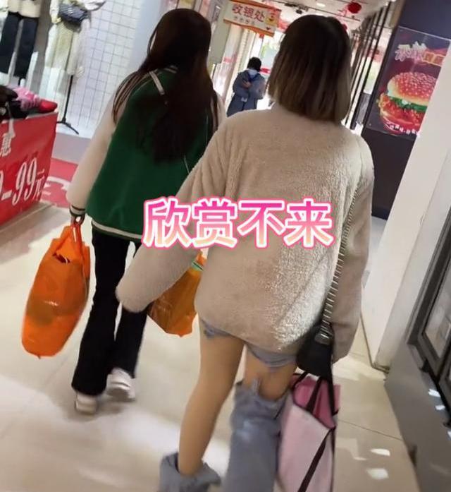 女士 广西女子穿牛仔裤走路，裤腿掉地上引热议，网友：太时尚欣赏不来