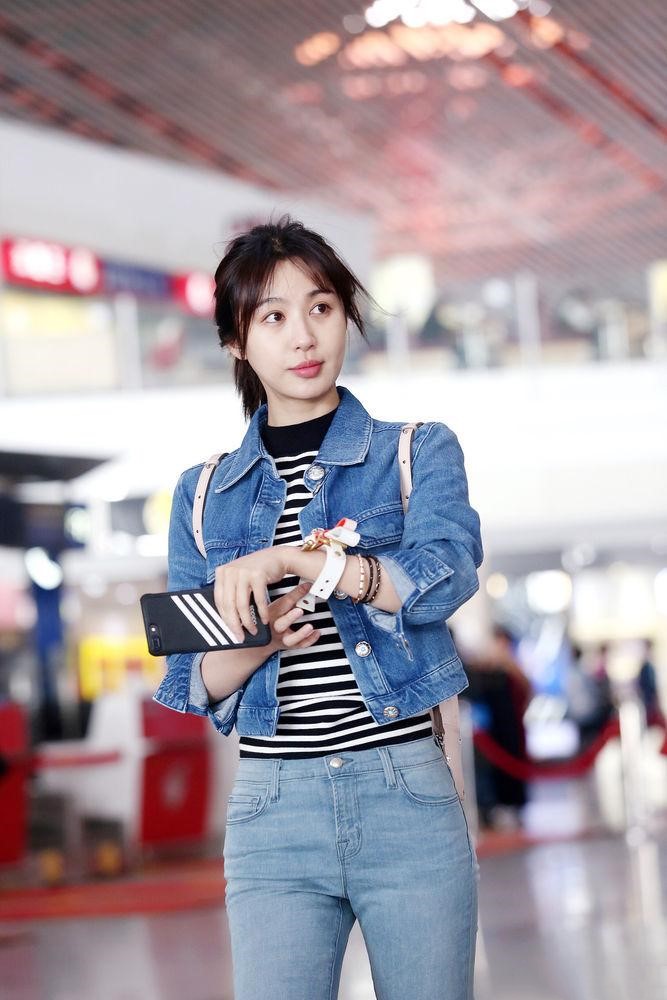 原创李菲儿靠身材圈粉穿露脐毛衣大秀蚂蚁腰搭配直筒裤太时髦