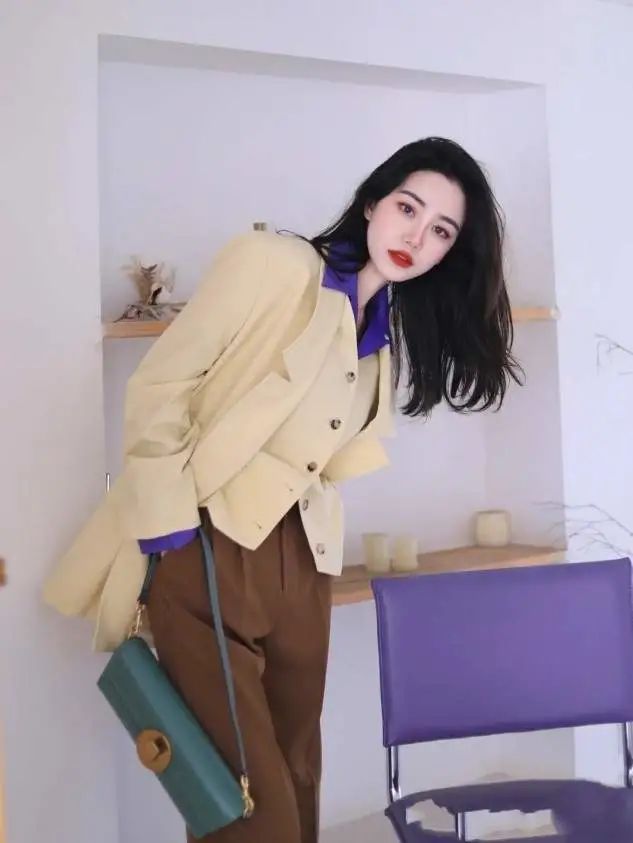 卫衣 外套有了，内搭该怎么选？今年春天有这几款就够了，又美又气质