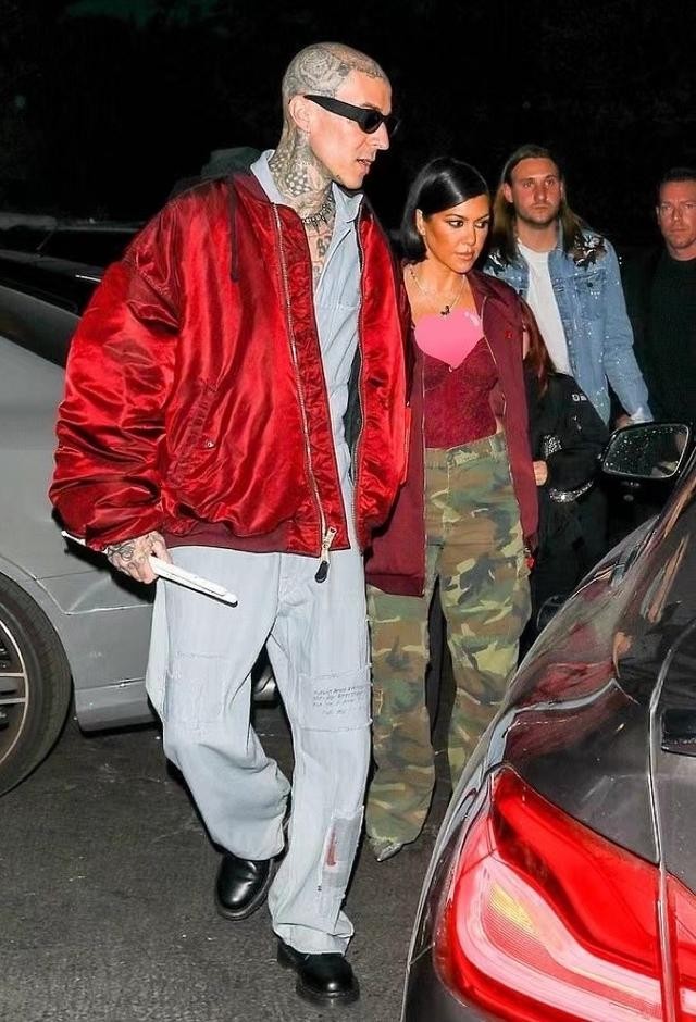 卡戴珊 42岁金大姐厚积薄发变得贼性感！穿泳衣晒日光浴，未婚夫秀腱子肉