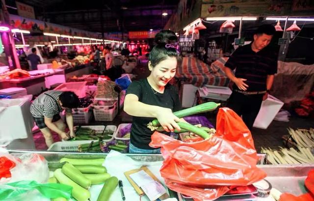 90后蔬菜女主播成网红,直播卖菜一年涨粉26万,有爱心有好运_丫头_工作