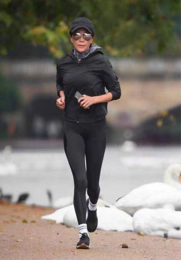 皮肤刘嘉玲真实的素颜，皮肤黑又有皱纹，但气质比很多人都高贵优雅！