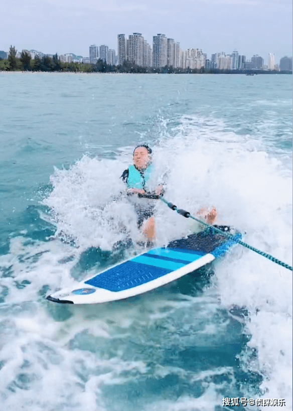 章子怡挑战尾波冲浪摔出表情包汪峰视角下吐舌灿笑少女感十足