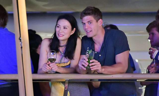 邓文迪52岁也自信穿抹胸裙还有水光肌身边小鲜肉主动献吻好甜