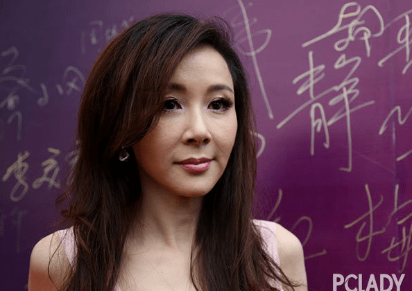 萧蔷滤镜美颜、老年扮嫩，这5位大龄女星太假，水桶腰、皱纹遮掩不住