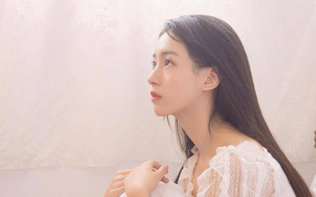 每天晚上都让爷爷搂着睡 18岁女孩的懵懂青春期让人受不了