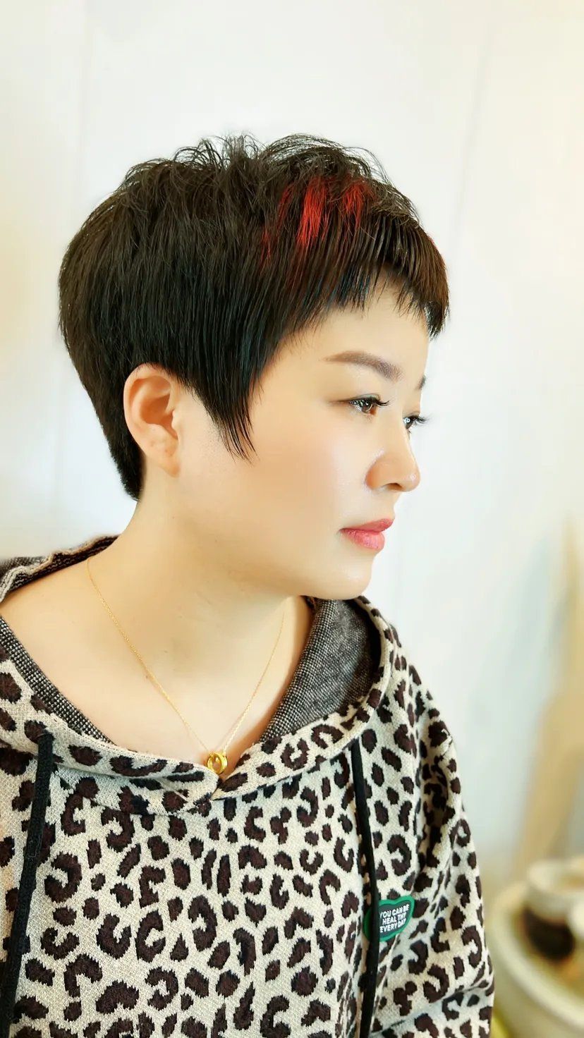 发型白发阿姨做纹理短发，年轻女生做狼尾发型，效果都很美