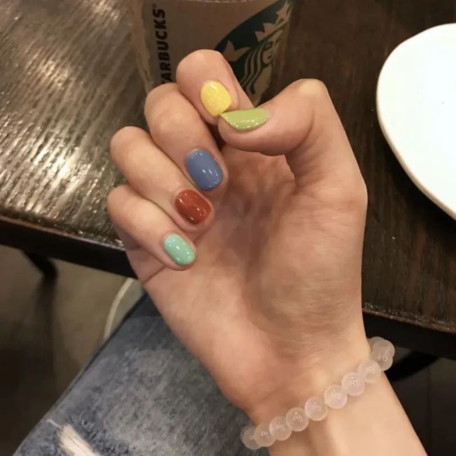 花瓣做了这款美甲，我一天换十个道具拍照