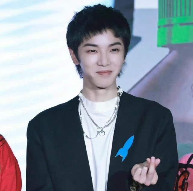 官宣|华晨宇牵着女孩子手回家,疑似新恋情曝光,不同粉丝反应不同