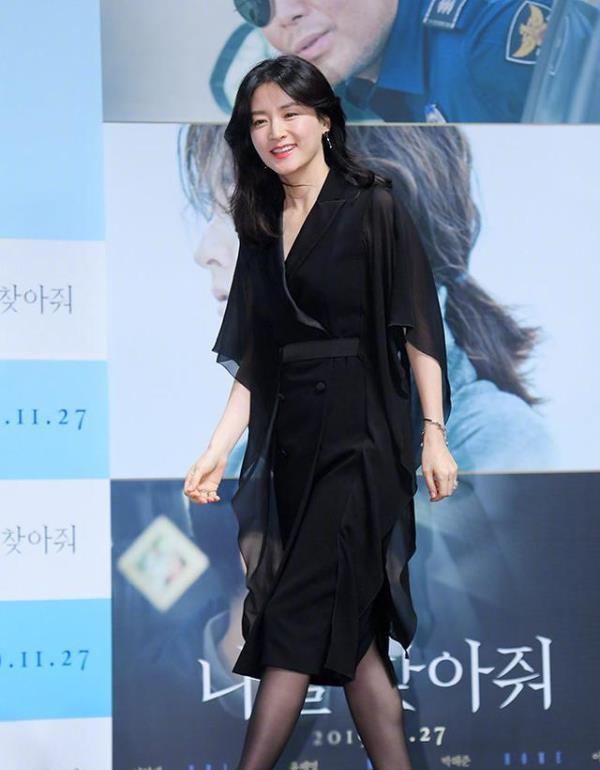 曲线 大长今李英爱黑色长裙现身,让人惊呼,这一点都不像四十九岁