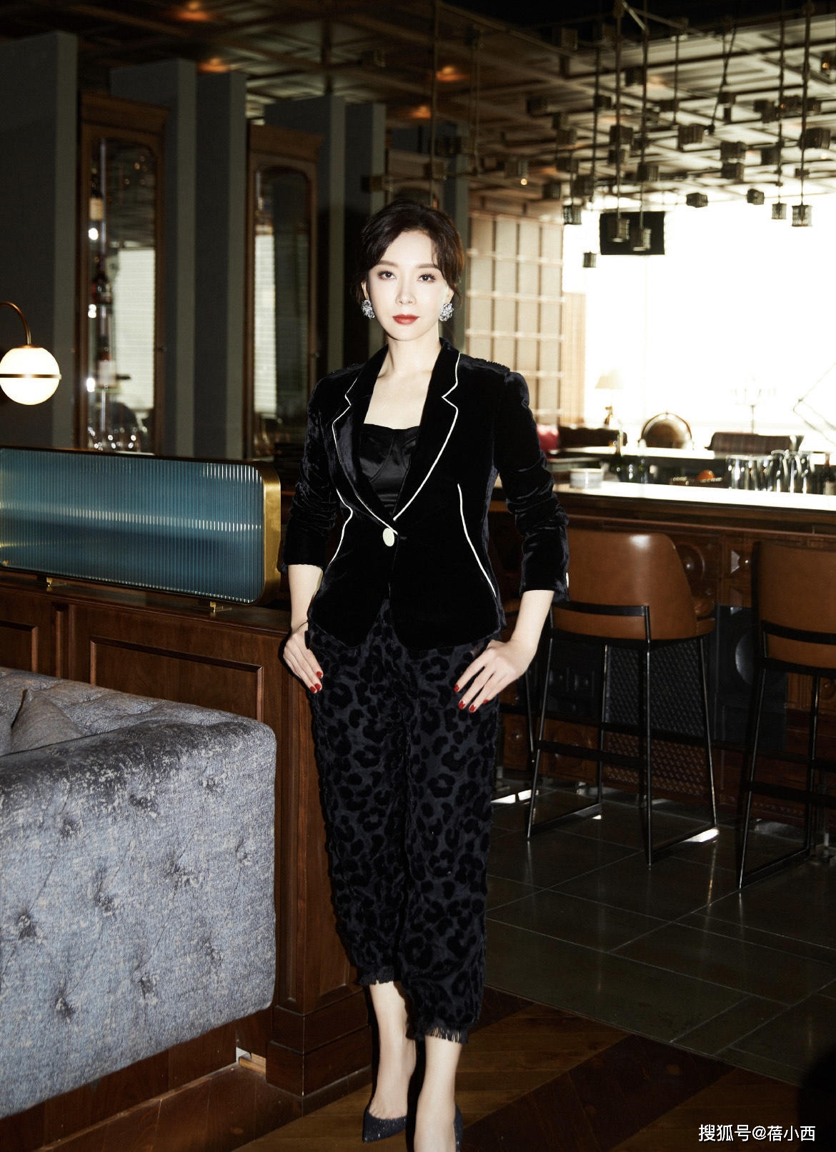 颜色 “陈数”的私服太高级了，穿军绿色大衣走机场，40+女人可照搬