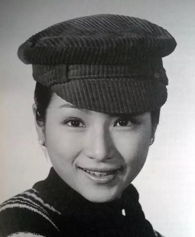 原创碧眼狐狸郑佩佩与陈鸿烈岳华恋爱未果成老友55岁角逐奥斯卡