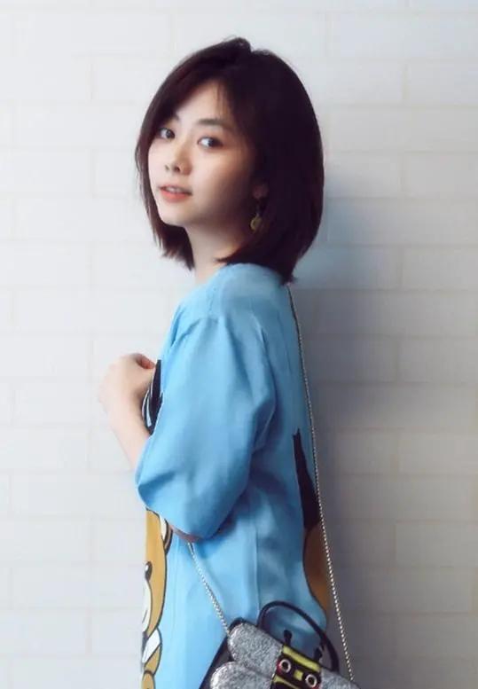 沈月的这款初恋头再配上她可爱的笑容,给人一种青春的感觉