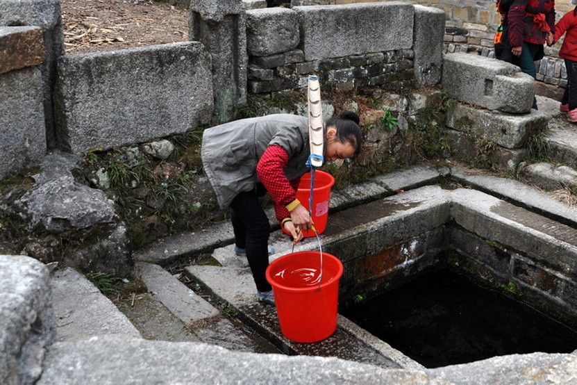 俗话说"龙司水,水润财",这汲水引龙就是在二月初二的早上,在水桶中放