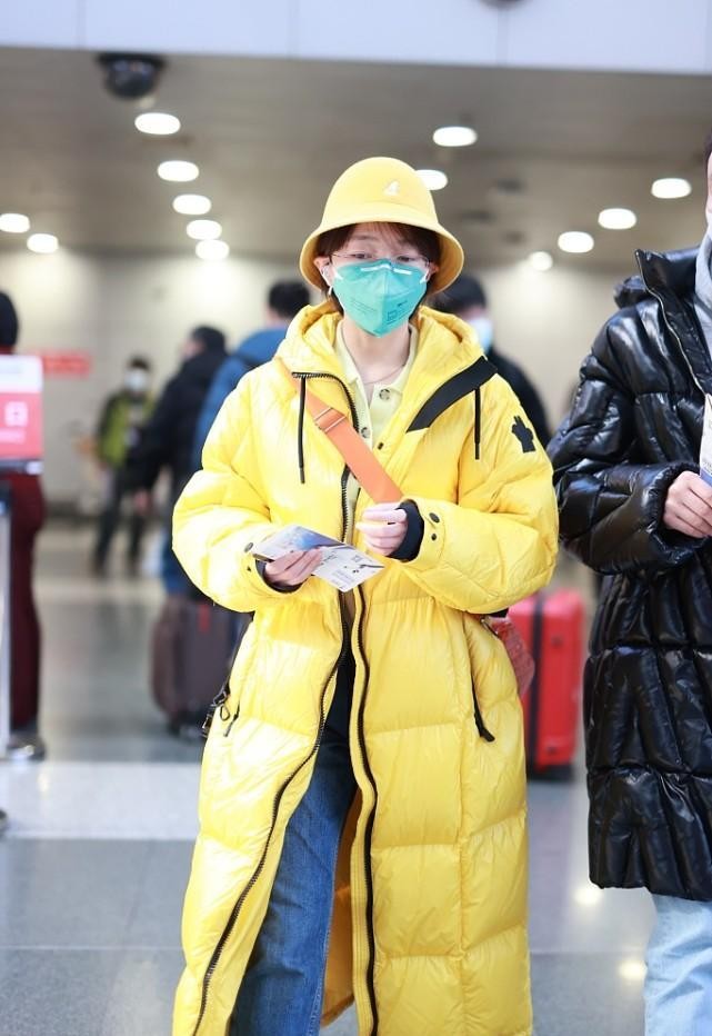 焦俊艳也穿得太可爱了黄色羽绒服配小黄帽素颜出镜依旧嫩得很
