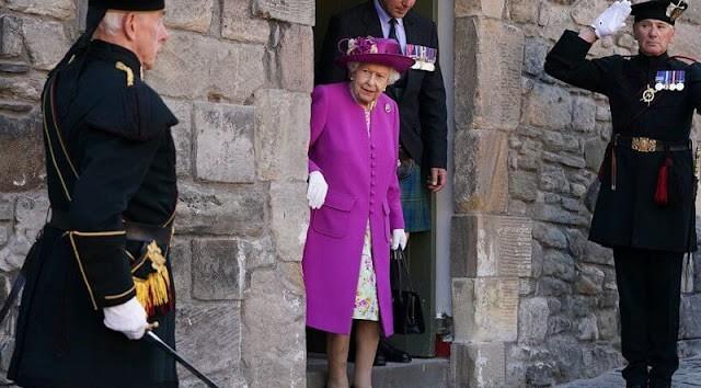 女王 95岁英女王康复后首次营业！绿裙配珍珠依旧优雅，气色变差了