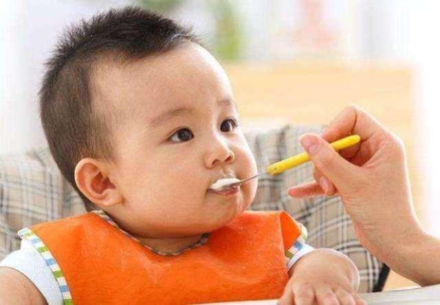 孩子7个月还没开始吃辅食,儿保医生：会影响孩子的身高和智商