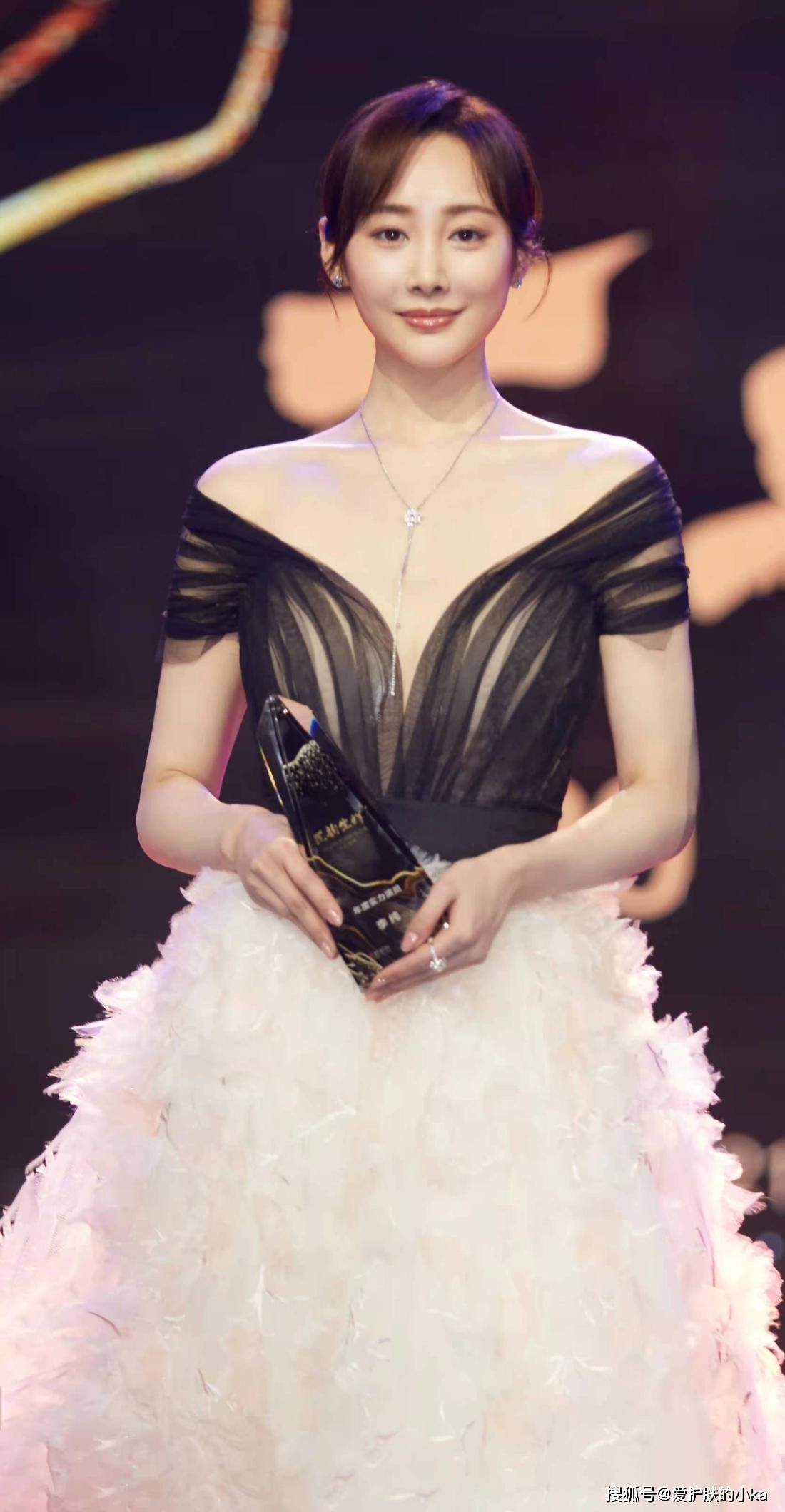 经典 李纯对肤色很自信，穿全白连衣裙也不显黑，梳大背头也那么抢镜