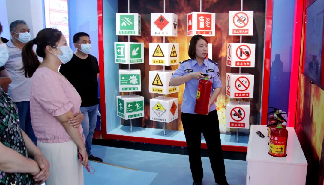 参观安防体验馆安全知识记心间