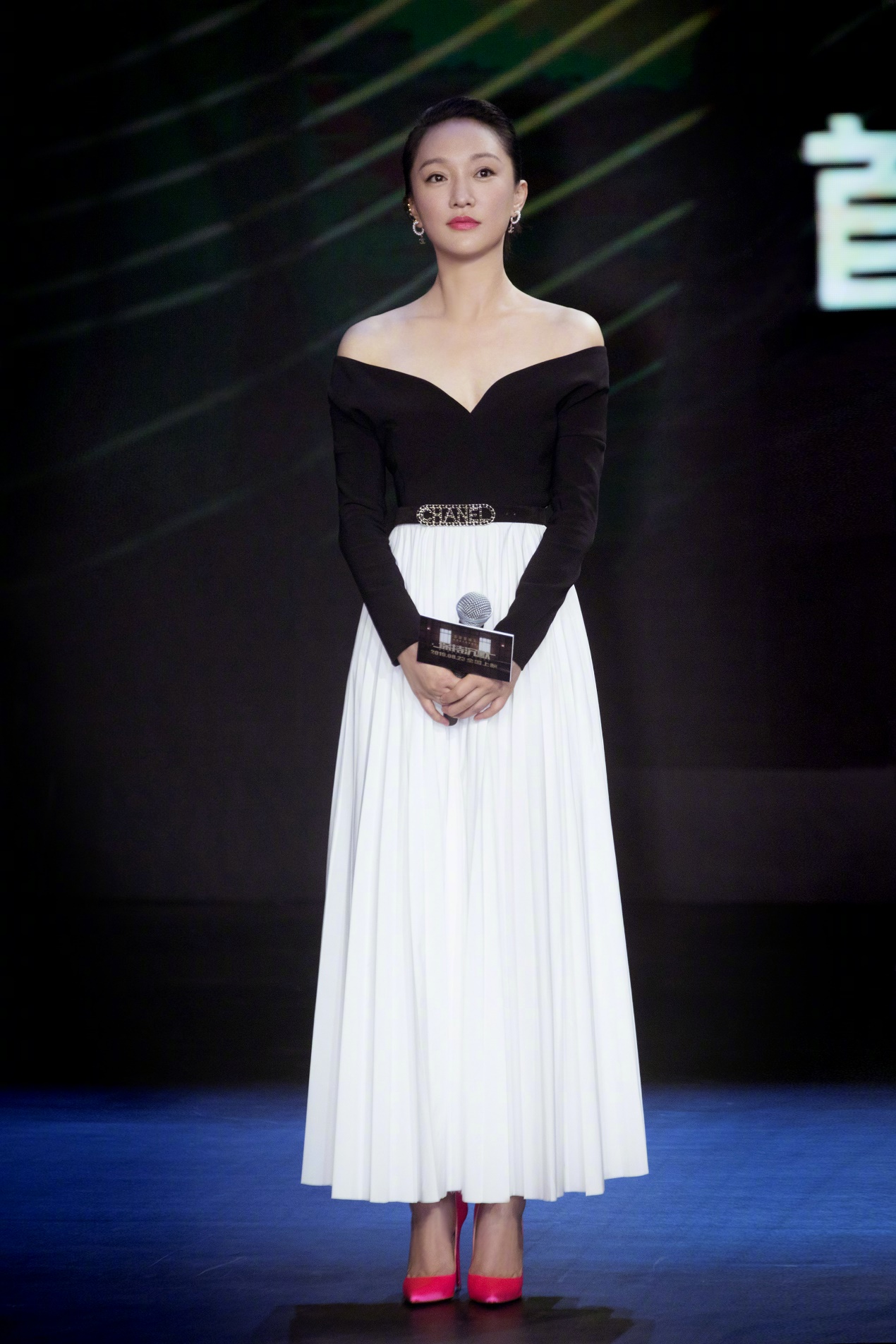 设计 44岁周迅罕见这么少女，贝雷帽配碎花裙清新甜美，不愧是人间精灵