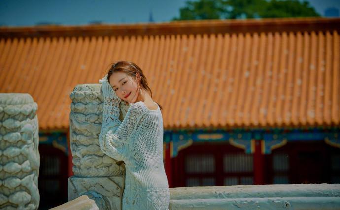 黑色 36岁江一燕真有勇气!领建筑大师奖撞衫31岁刘雯,美得不相上下