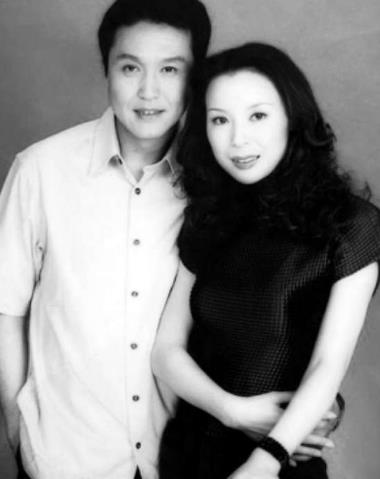 吴刚一盒冰淇淋虏获妻子芳心支持她先出名演三十年浪漫爱情