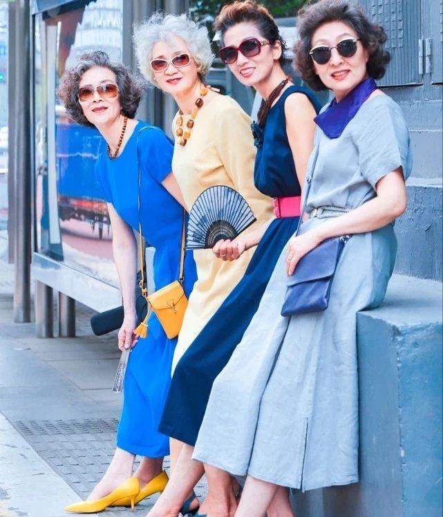 配饰被这位60岁法国奶奶圈粉,年过半百活力四射,穿衣得体,坐姿撩人