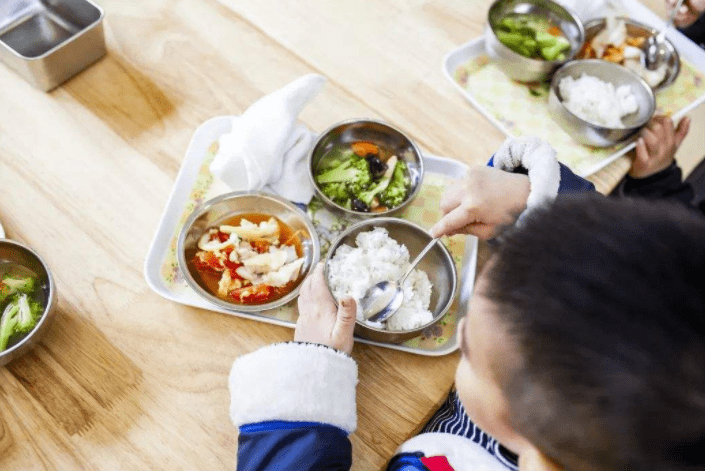 午餐|家长晒幼儿园8元午餐，自以为勤俭节约又明智，却引起网友争议