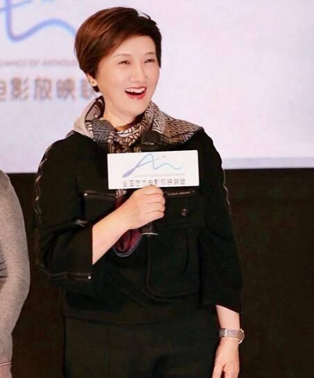 黑衣 邓婕入秋穿搭真有品位，黑衣配白裙气质优雅，流苏围巾更添高级感