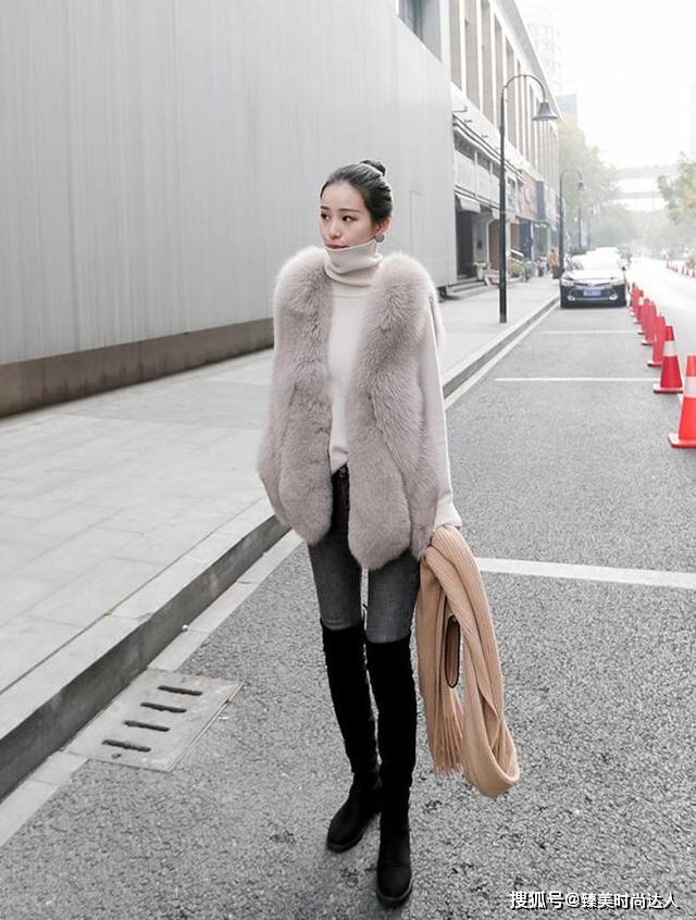 珠宝 58岁邝美云气质没得挑，貂皮大衣低调奢华，简单珠宝装饰很高级