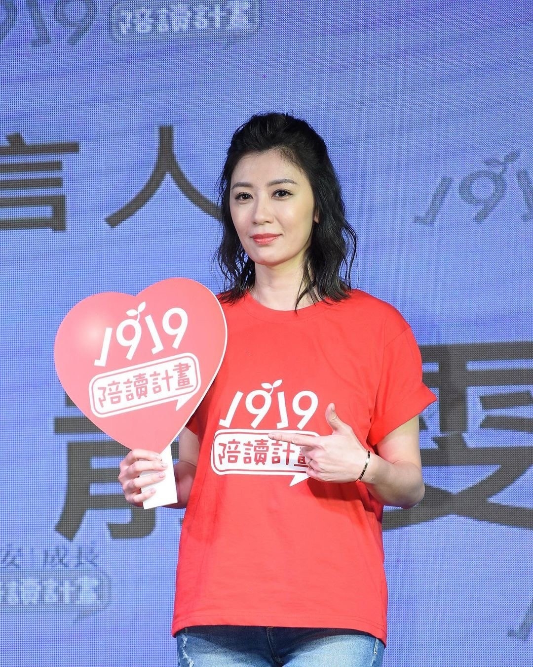 卷发贾静雯的新发型好加分！长发剪短再微微烫个小卷，气质成熟又高级