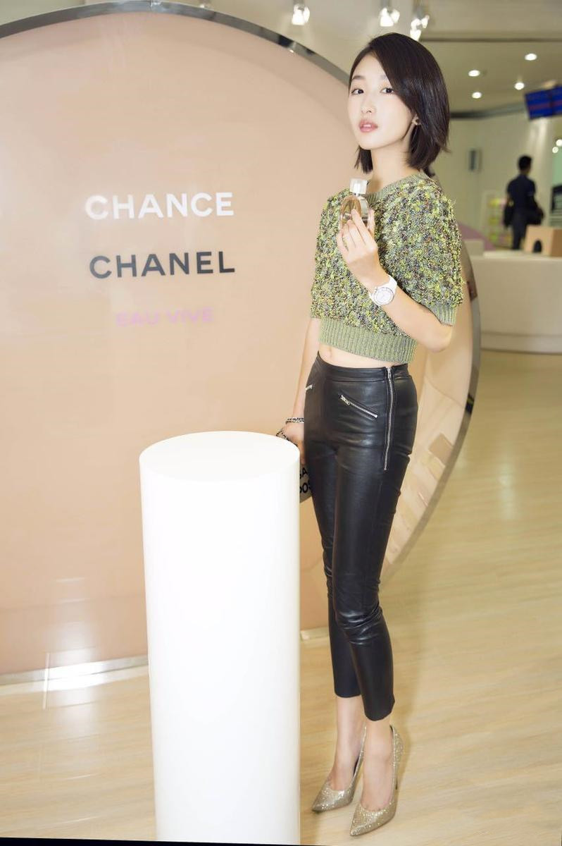 一身 周冬雨瘦成纸片人了，穿露脐上衣不见一丝赘肉，小学生身材很清爽