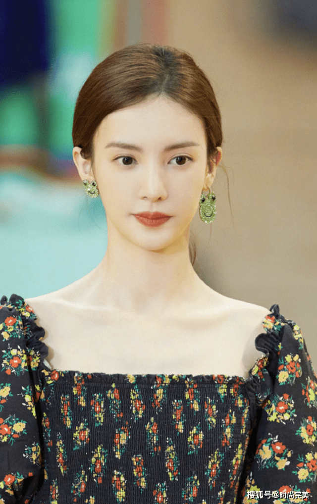 特工金晨新剧变女精英,穿风衣配特工帽,初恋脸真撑不起“大女人风”