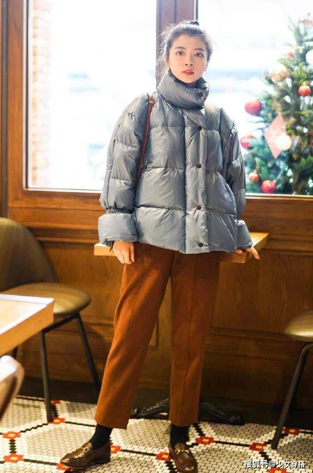 身高不够腿长来凑,为了凸显腿长优势,三木大多都选择短款羽绒服,不会