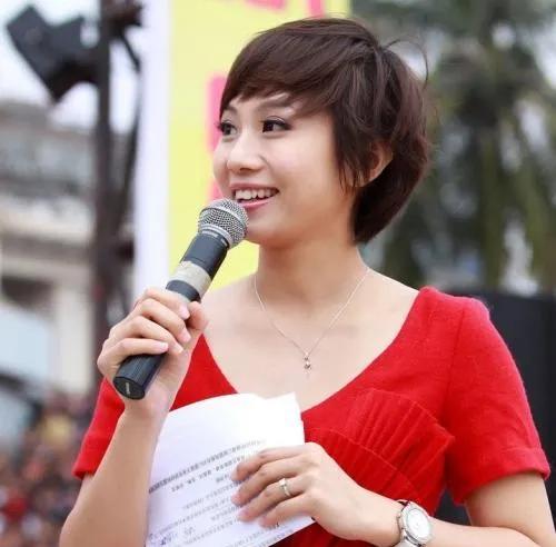 年李静|广东珠江台两个当红花旦主持人,真没想到原来是亲密无间的好闺蜜