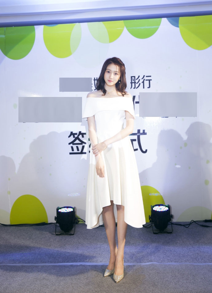 样式 22岁关晓彤终于长开了，穿蕾丝小白裙气质清纯，长直发造型美呆啦