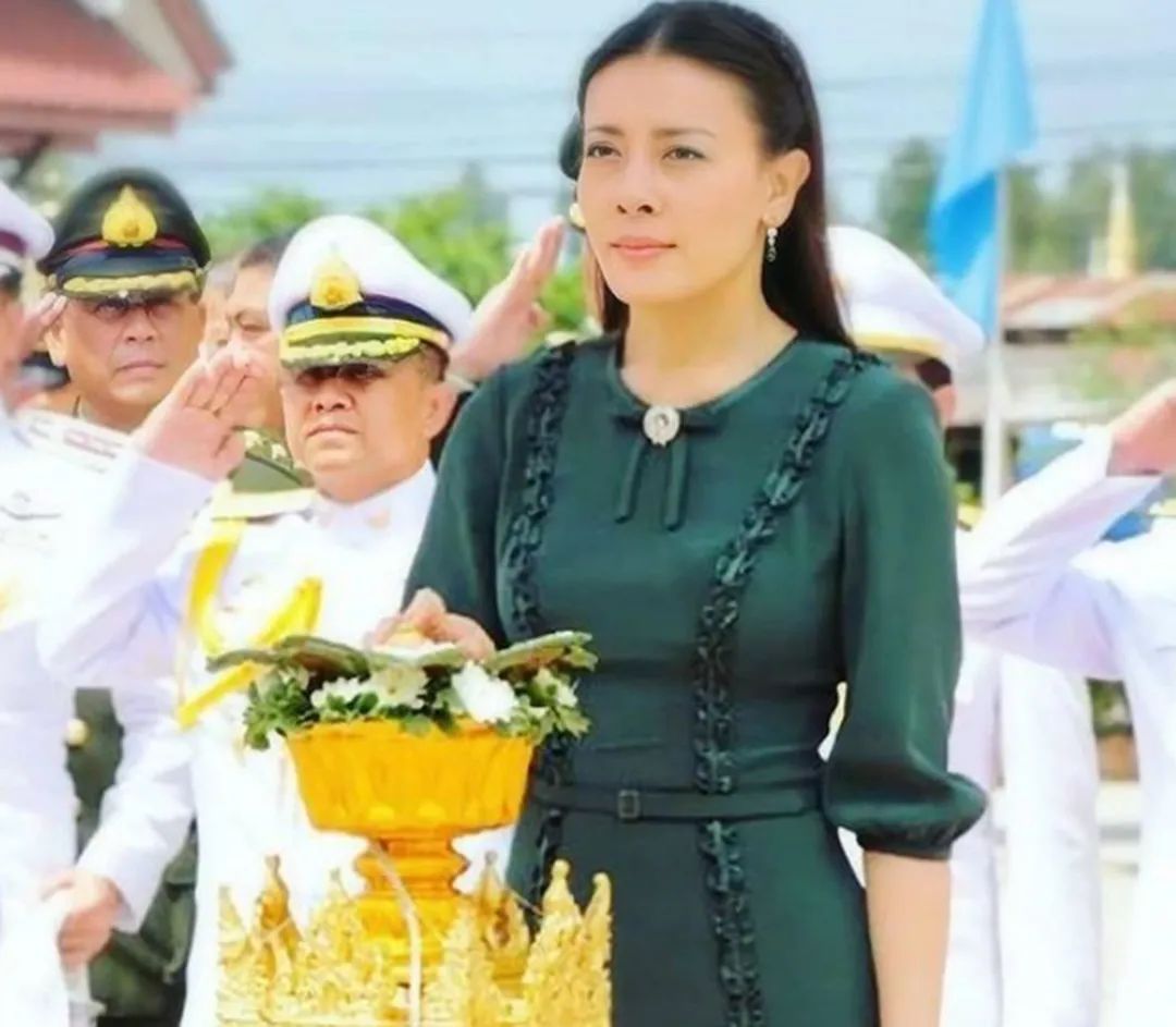 现场悬挂了西拉米母亲的照片,也算是对逝去亲人的一种思念和哀思吧!