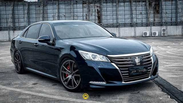 丰田皇冠姿态改装行政车玩起来也很潮