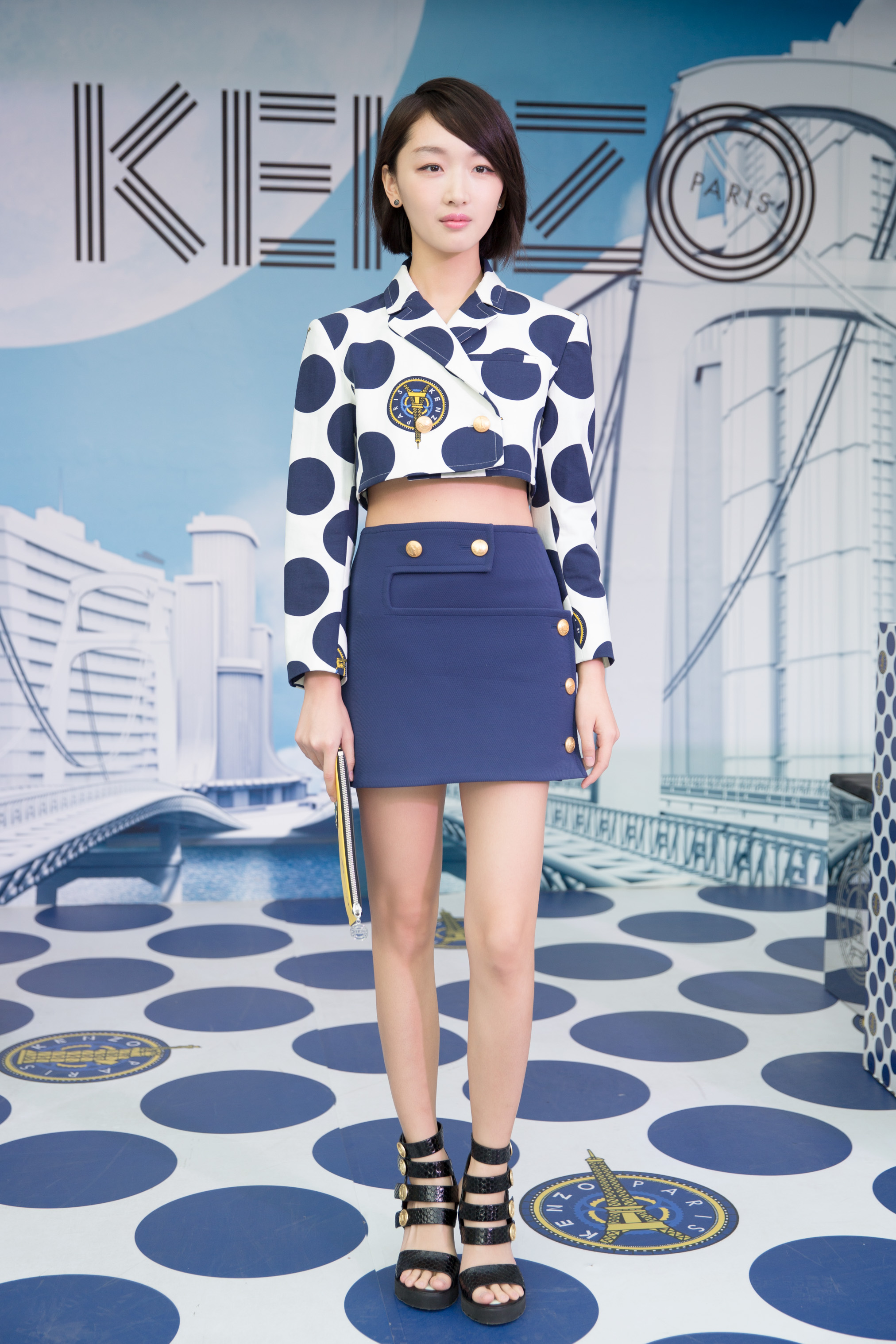 一身 周冬雨瘦成纸片人了，穿露脐上衣不见一丝赘肉，小学生身材很清爽