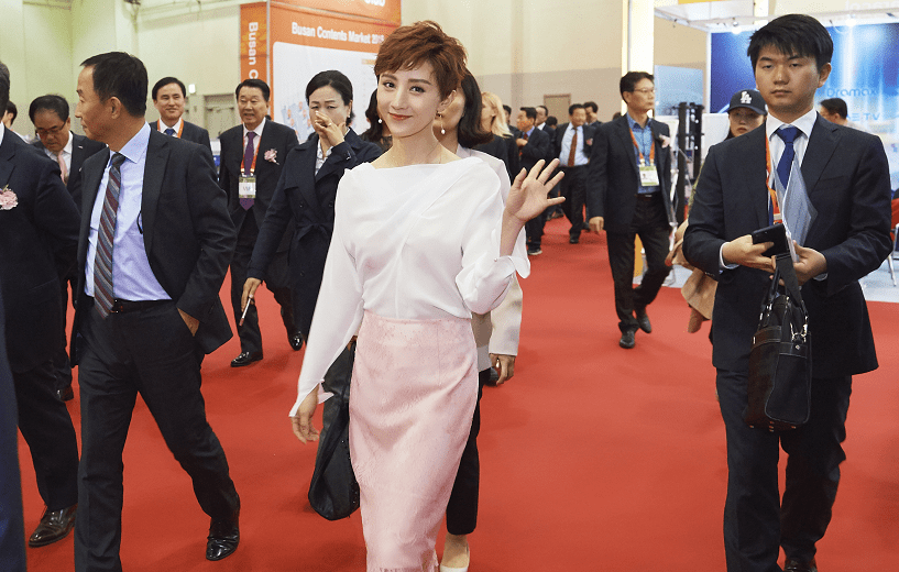 藕粉 尤小刚第三任娇妻真有气质,淡色穿搭温柔优雅,有名媛阔太的气质