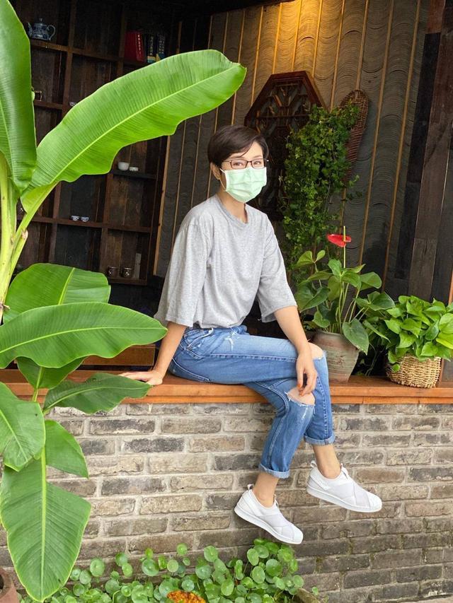 羊羔 54岁陈法蓉打扮好年轻，学00后穿羊羔毛外套，俏皮短发更减龄