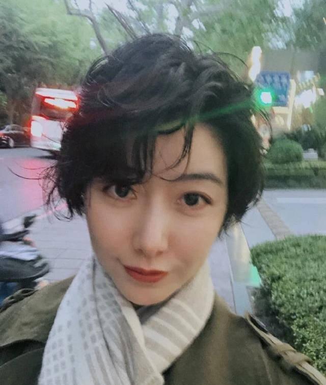 李亚鹏女友大长腿抢镜,网友:这女友很王菲,比王菲年轻漂亮_susie_照片