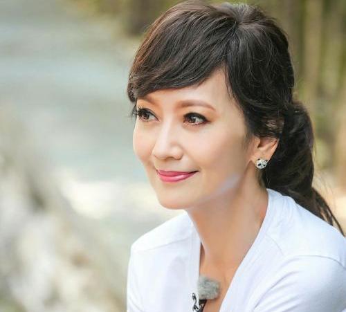 对比六旬大妈为变赵雅芝，不惜花两百万整容10次，前后对比照笑了