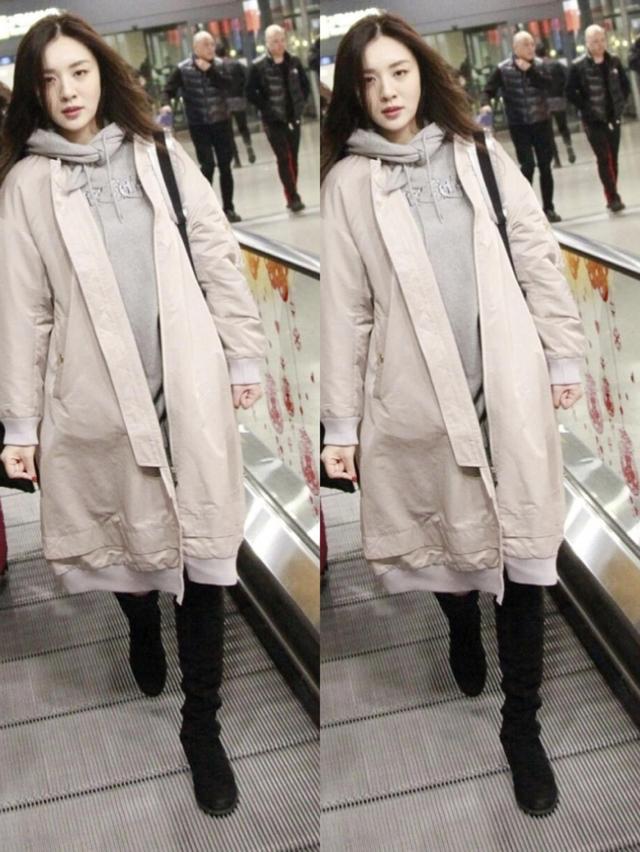 服装 王晓晨真挺有自己的味道,穿着白色波点裙出门,还挺复古的